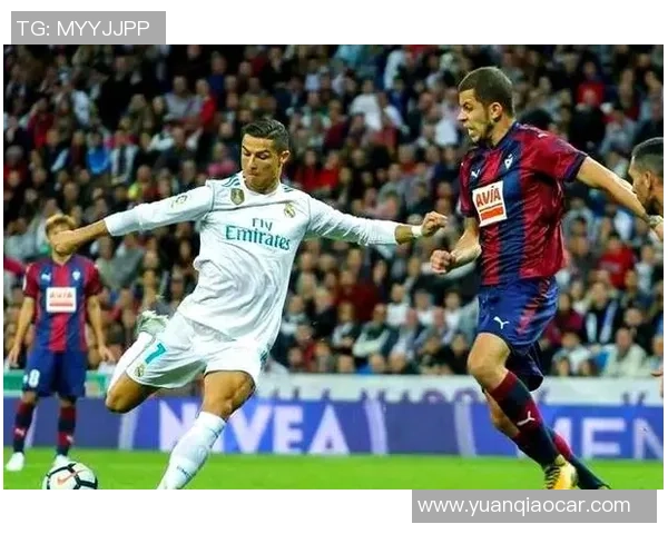 足球巨星技艺展示：近距离过人瞬间展现惊人灵动与控球技巧