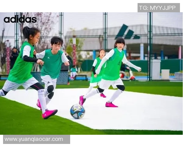 阿迪达斯现役足球球星阵容盘点 助力球场荣耀与品牌传承